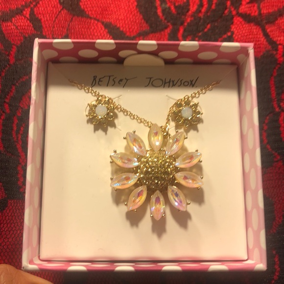 Betsy Johnson Daisy set - Picture 2 of 7